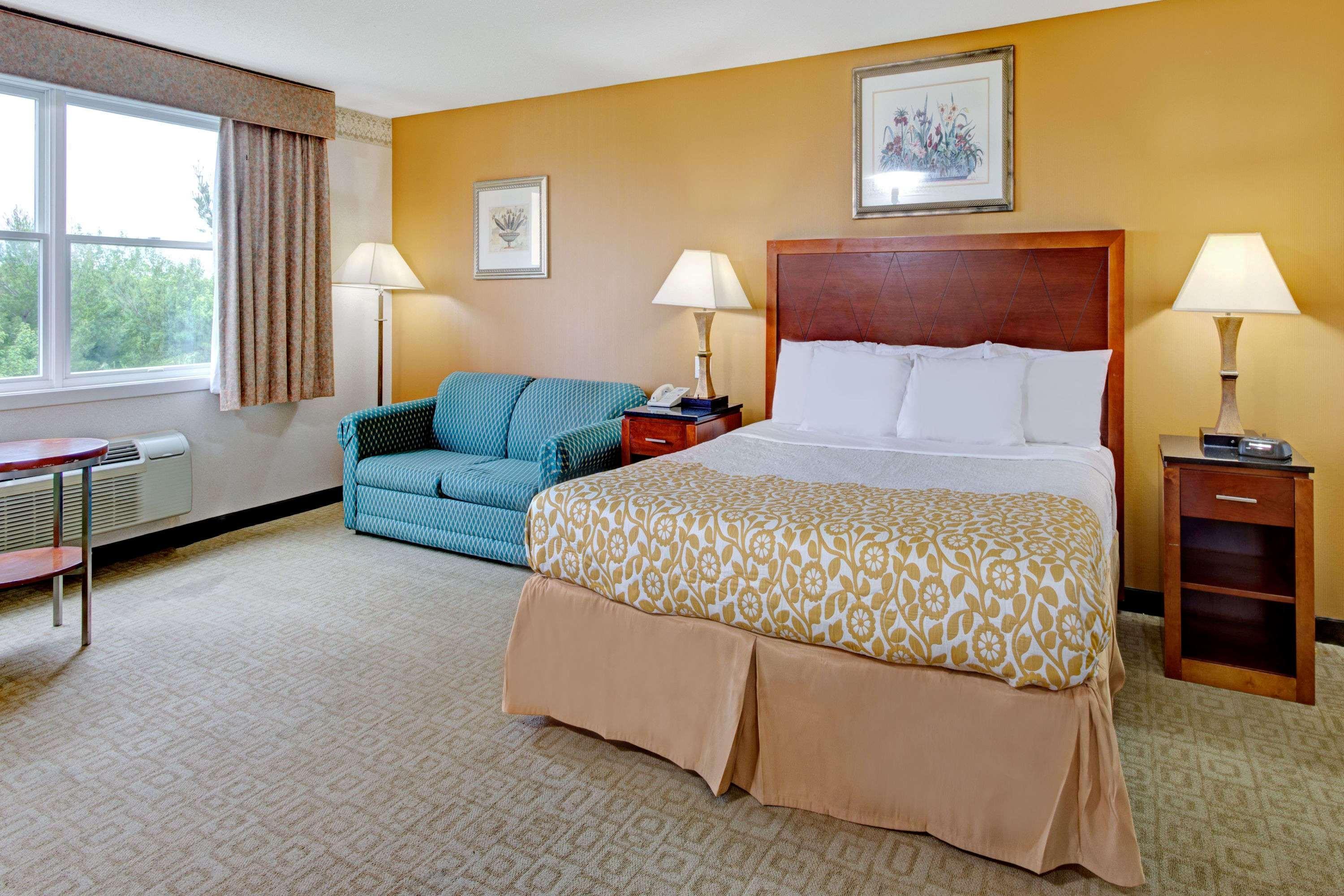 Days Hotel By Wyndham Methuen Ma Conference Center Esterno foto