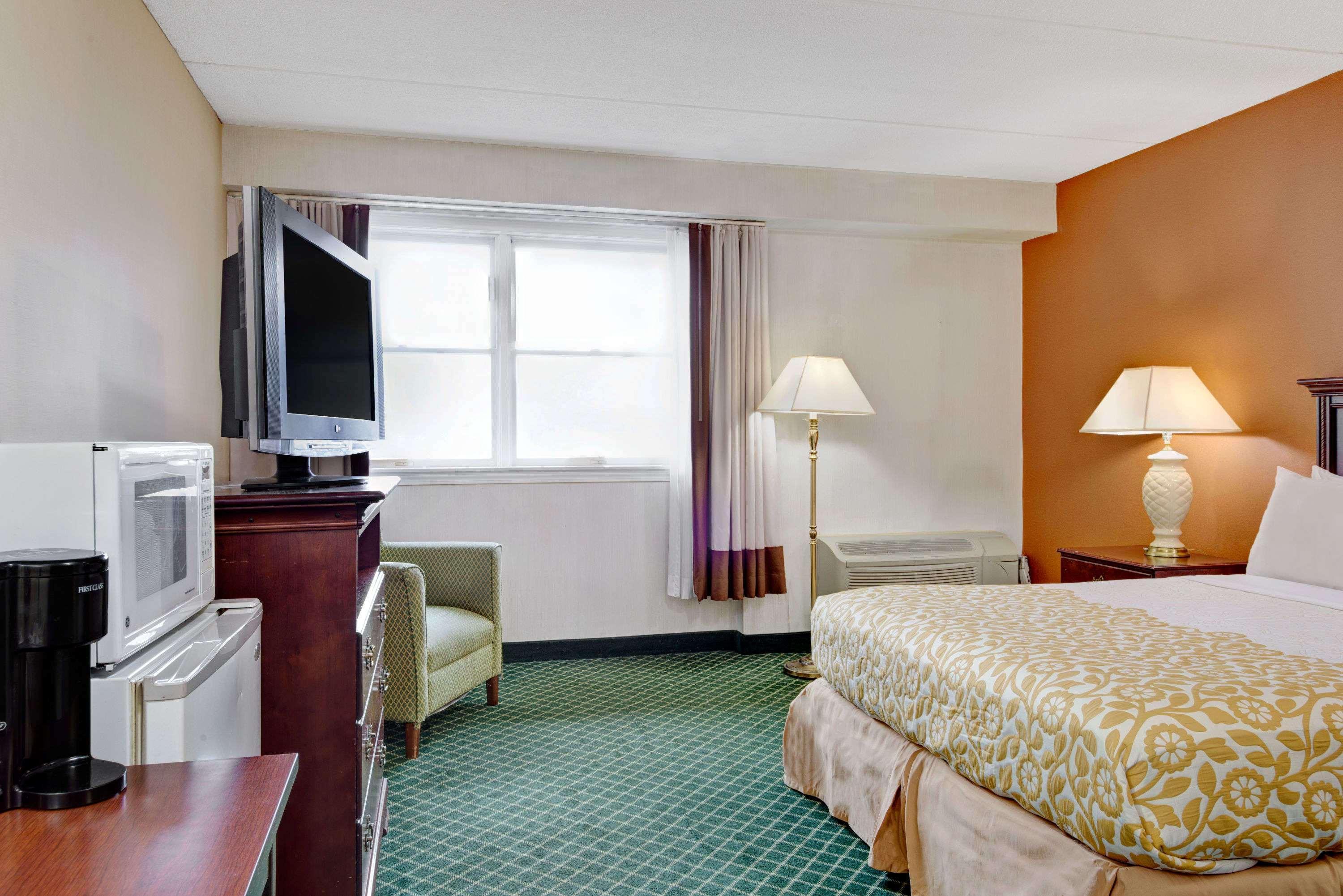Days Hotel By Wyndham Methuen Ma Conference Center Esterno foto