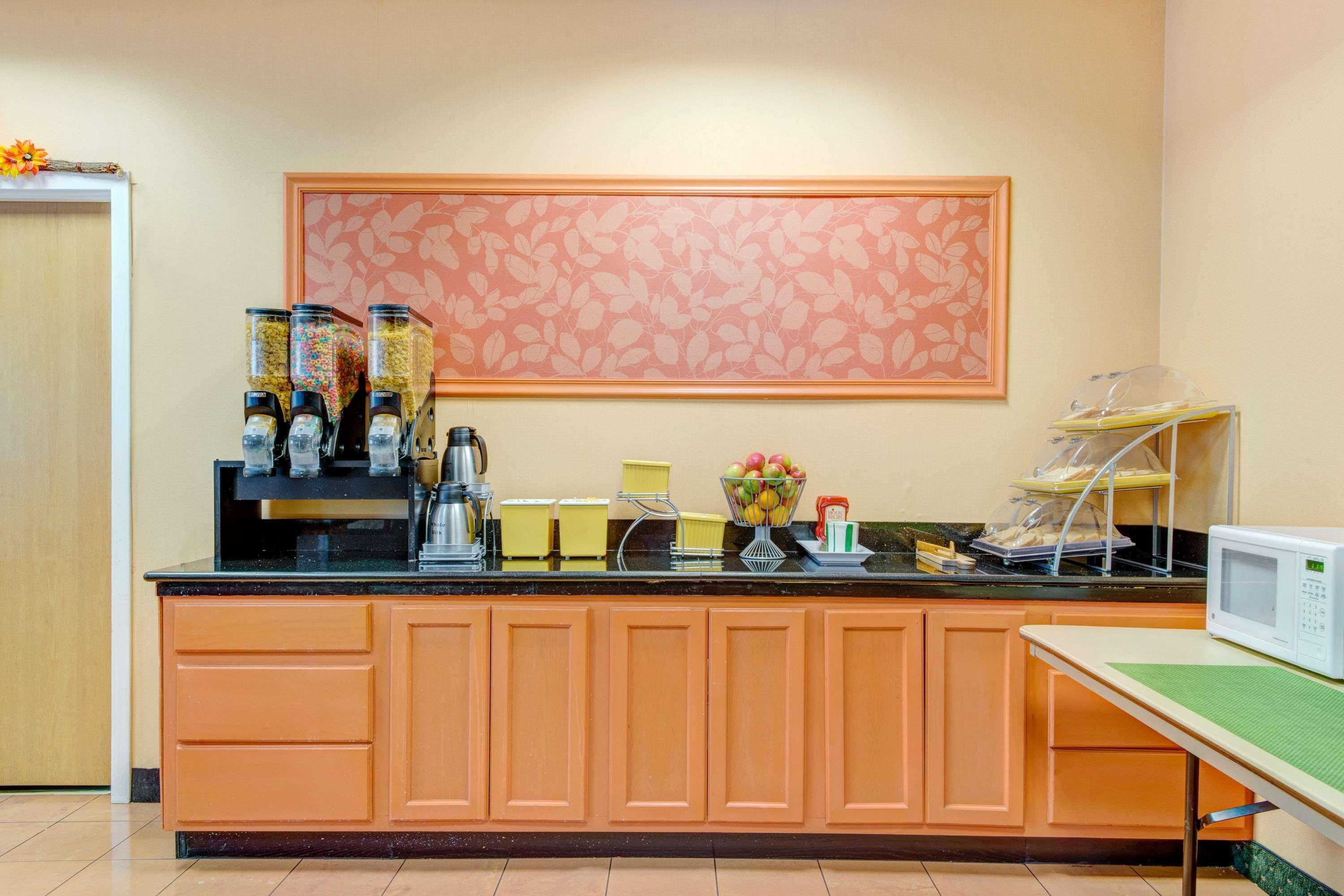 Days Hotel By Wyndham Methuen Ma Conference Center Esterno foto