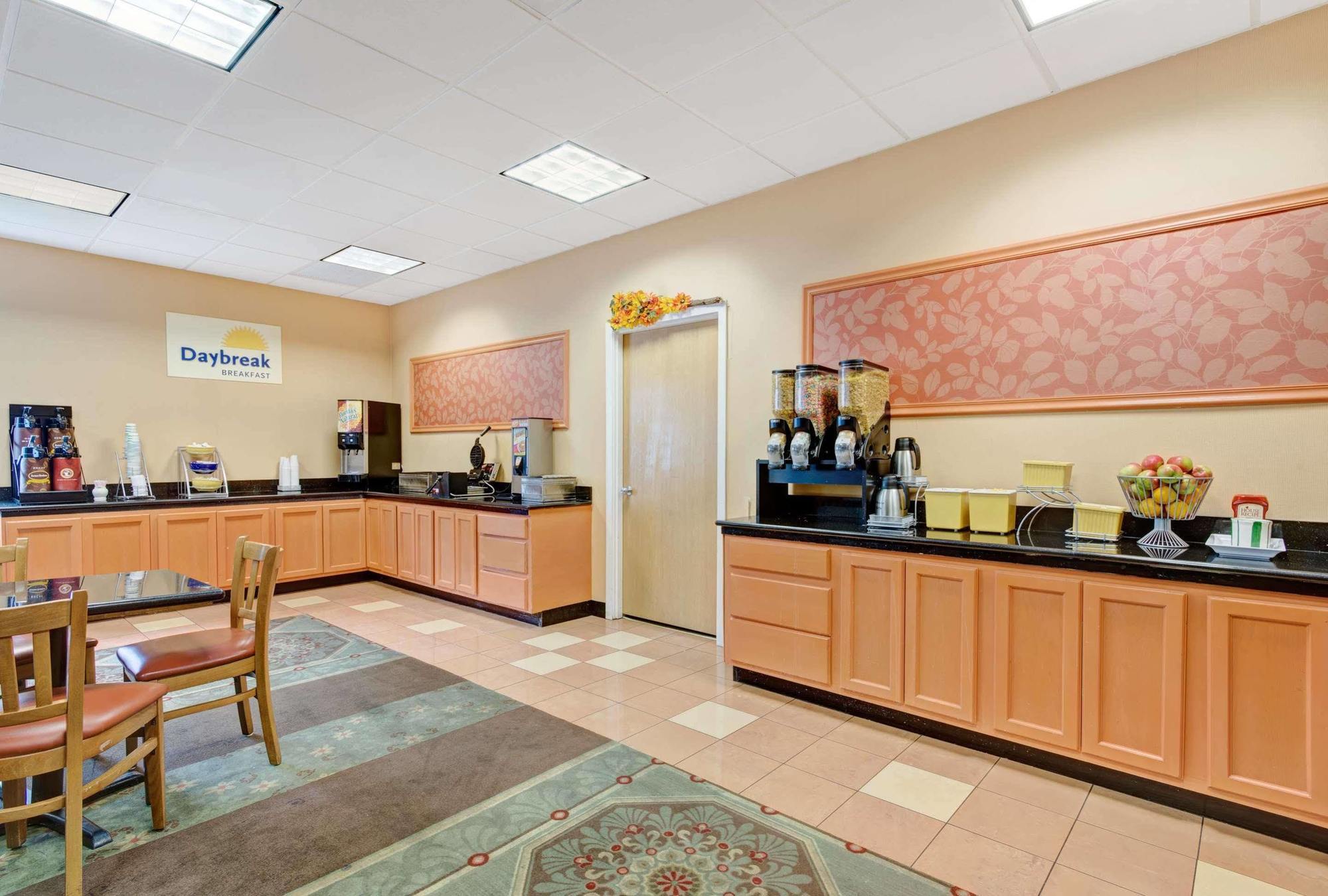 Days Hotel By Wyndham Methuen Ma Conference Center Esterno foto