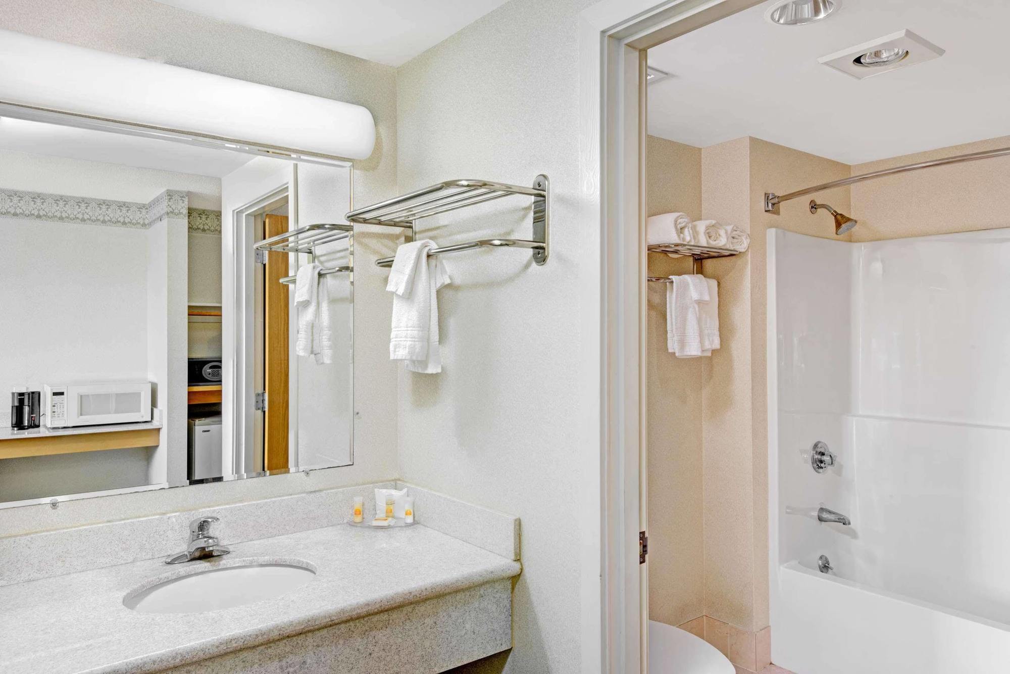 Days Hotel By Wyndham Methuen Ma Conference Center Esterno foto